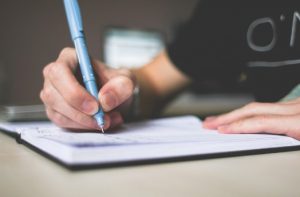 what should argumentative essay contain